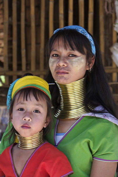Thaimaa, Chiang Mai, Karen Long Neck Hill heimon kylä (Baan Tong Lhoung), Pitkä Niska nainen lapsensa kanssa perinteisissä puvuissa. Naiset laittaa messinki renkaat kaulaansa, kun he ovat 5 tai 6-vuotiaita
 - Valokuva, kuva