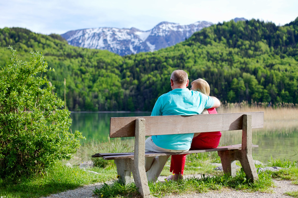 Elderly couple rests on bench - Fotoğraf, Görsel