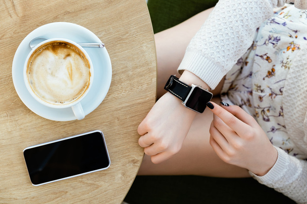 Filiżankę kawy, zegarek i telefon komórkowy - Zdjęcie, obraz