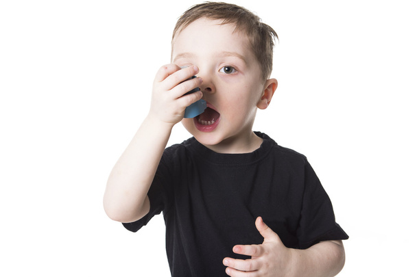 Αγόρι 4 ετών εισπνέει τον εαυτό του σε λευκό φόντο - Φωτογραφία, εικόνα