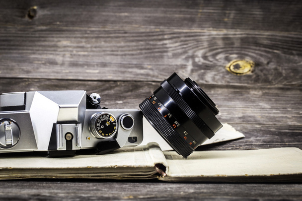 starý fotoaparát na vinobraní knihy, dřevěné pozadí - Fotografie, Obrázek