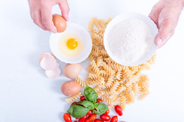 Ζυμαρικά Fusilli γίνονται με το χέρι στην κουζίνα με φυσικά συστατικά - Φωτογραφία, εικόνα