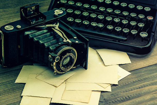 Vintage photo camera and typewriter.  - Фото, зображення