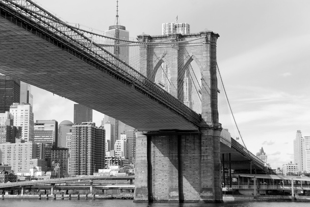 Brooklyn Köprüsü, ABD 'deki en eski asma köprülerden biridir. 1883 'te tamamlandı, Manhattan ve Brooklyn' in New York ilçelerini Doğu Nehri 'ne yayarak birbirine bağlıyor.. - Fotoğraf, Görsel