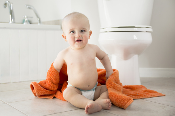 Imádnivaló baba fiú játszik a WC-papír - Fotó, kép