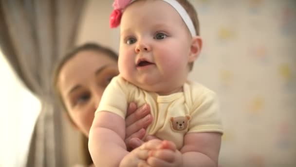 Jovem mãe feliz segura um bebê em seu quarto de crianças
 - Filmagem, Vídeo