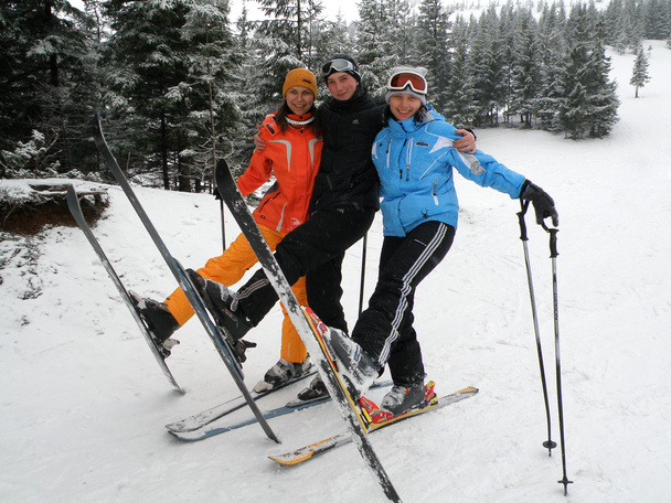 Heureux amis sur la station de ski
 - Photo, image