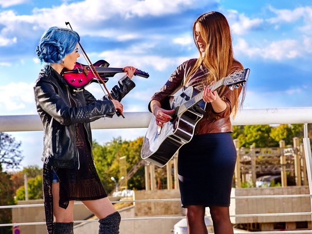 De straat artiesten muziek met meisje violist. - Foto, afbeelding