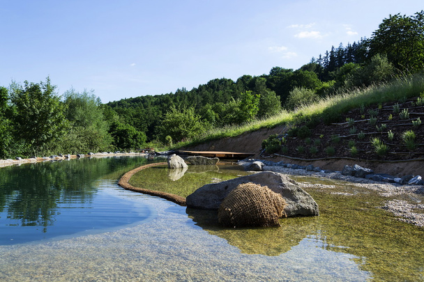 Filet textile en étang de baignade naturel pour purifier les plantes
 - Photo, image