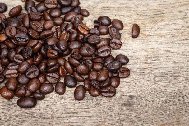 Kávová zrnka na dřevěné podlaze - Fotografie, Obrázek
