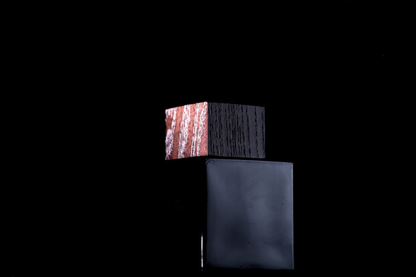 баночка з парфумами на диму, чорний фон
 - Фото, зображення