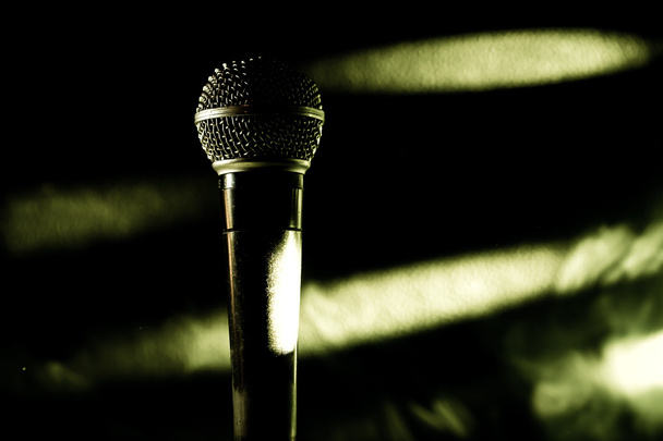 el viejo micrófono vocal dinámico, hermoso, fondo
 - Foto, imagen