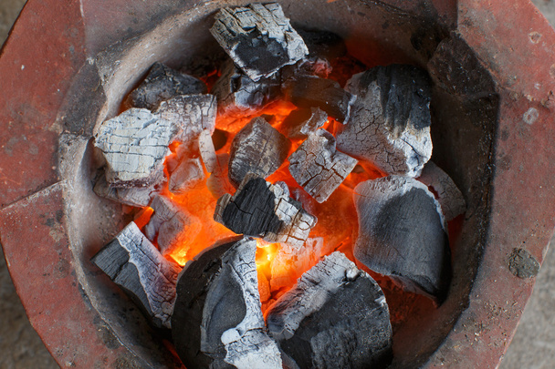 O detalhe de close-up de fogo de carvão
  - Foto, Imagem