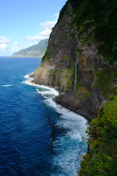 Dzikie Wybrzeże Atlantyku, wybrzeże wyspa Madera - tuż góry z wodospadem - Zdjęcie, obraz