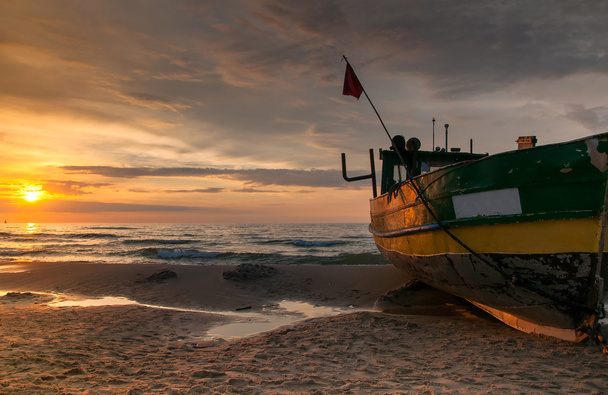 Majestoso pôr do sol sobre barco de pescador
 - Foto, Imagem