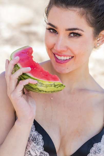 Woman eating watermelon on each - Foto, afbeelding