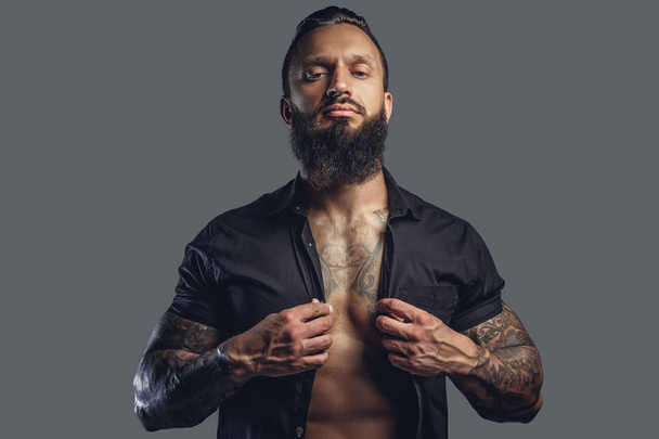 Татуированный мужчина в чёрной рубашке
 - Фото, изображение