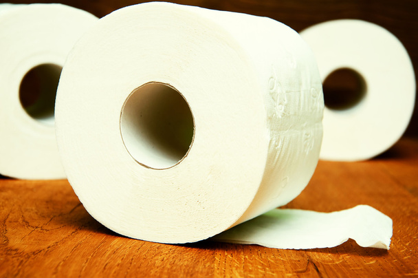 papel higiénico sobre fundo de madeira - Foto, Imagem