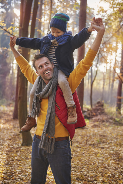  Pai com filho se divertindo na floresta
 - Foto, Imagem
