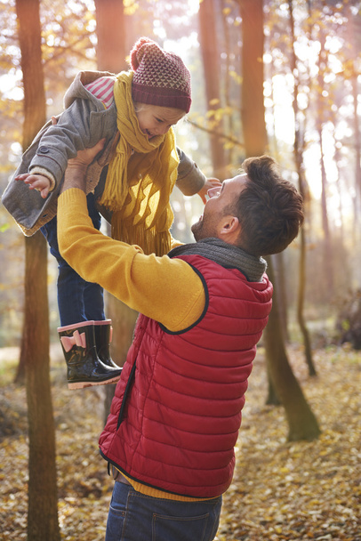 Отец с дочерью веселятся в лесу
  - Фото, изображение