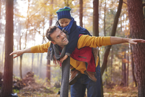 Pai com filho se divertindo na floresta
 - Foto, Imagem