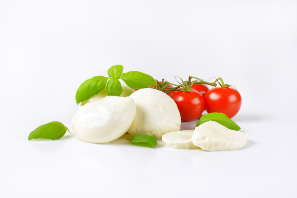 Mozzarella, tomaatit ja basilika - Valokuva, kuva