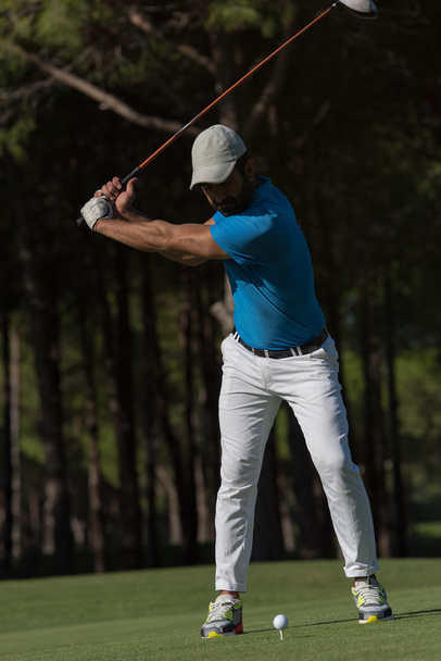 golfový hráč udeří shot - Fotografie, Obrázek