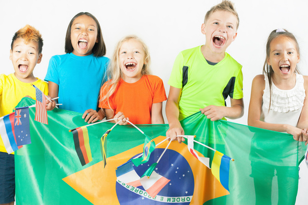 Gruppe von Kindern mit einer brasilianischen Fahne - Foto, Bild