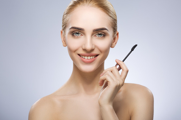 Atractivo modelo de maquillaje en el estudio
 - Foto, Imagen