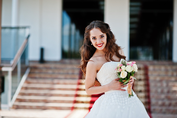 Portrait de belle jeune mariée sensuelle à la salle de mariage sur rouge
 - Photo, image