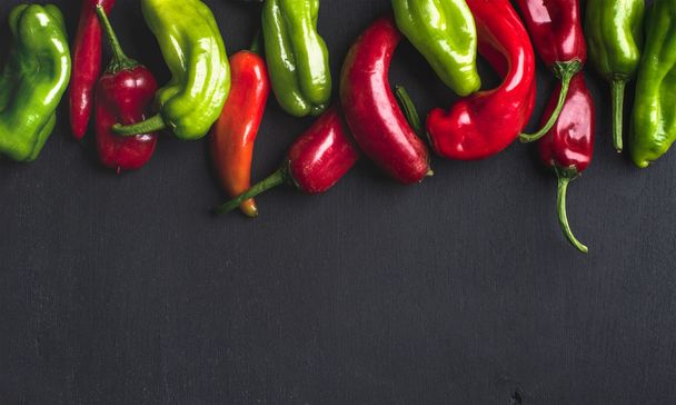 Patroon van kleine kleurrijke hete chili pepers - Foto, afbeelding