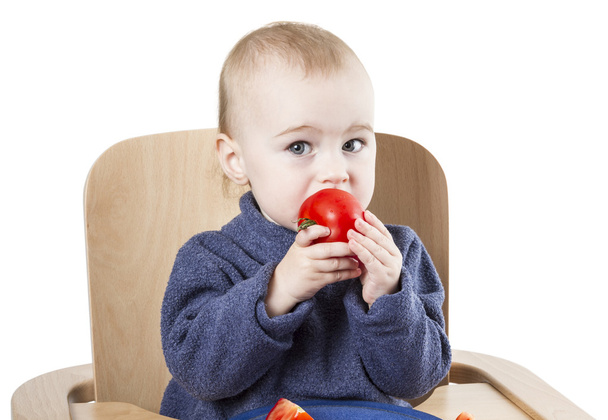 μικρό παιδί που τρώει στο καρεκλάκι - Φωτογραφία, εικόνα