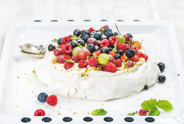 Homemade Pavlova cake with fresh berries - Φωτογραφία, εικόνα