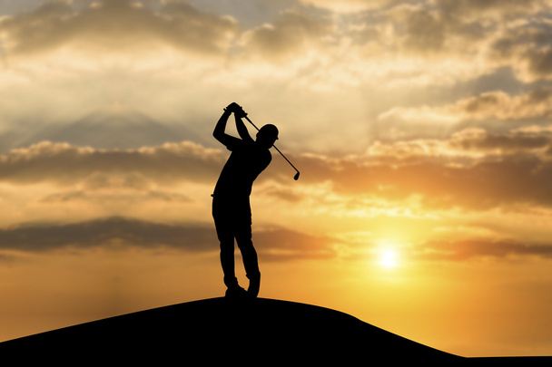 silhouet van golfers hit vegen en houden van golfbaan in de s - Foto, afbeelding
