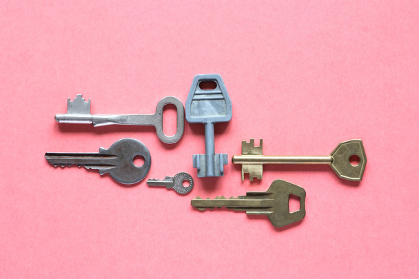 Keys On Pink Paper - Φωτογραφία, εικόνα