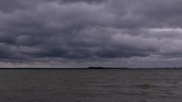 Niesamowite Timelaps nad jeziorem w sztormowej pogody. - Materiał filmowy, wideo