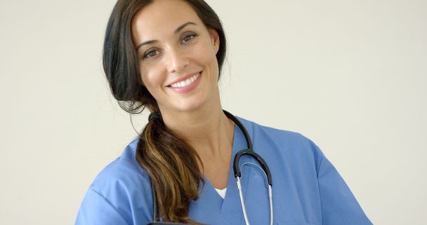 жінка лікар посміхається на камеру
 - Фото, зображення