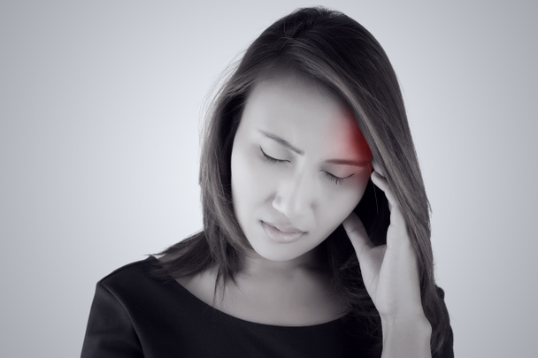 Hoofdpijn. Aziatische vrouw met een hoofdpijn - Foto, afbeelding