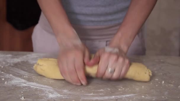Egy lány előkészíti a tésztát sütni a cookie-k - Felvétel, videó