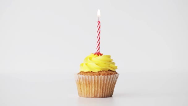 birthday cupcake with burning candle - Záběry, video