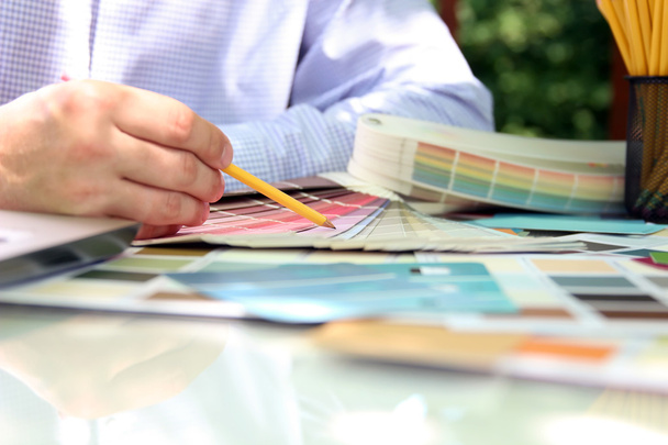 értékesítési ügynök színes minták tervezési projekt kiválasztása. - Fotó, kép