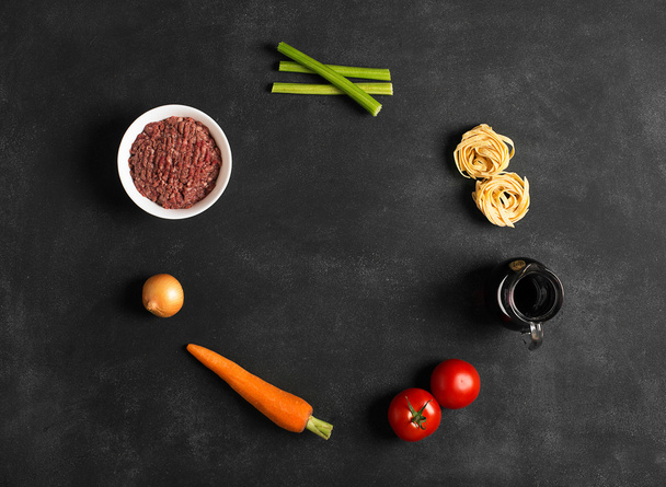 Ingredients of pasta bolognese with meat and vegetables - Foto, Bild