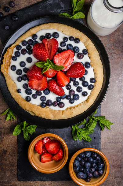 Crispy cake with cream and berries - 写真・画像