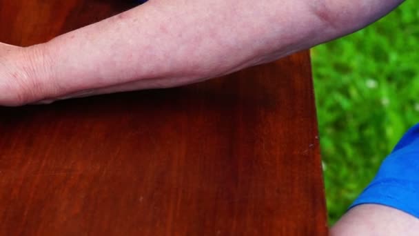  Detail rukou školačka dělají manikúru pro její babička - Záběry, video