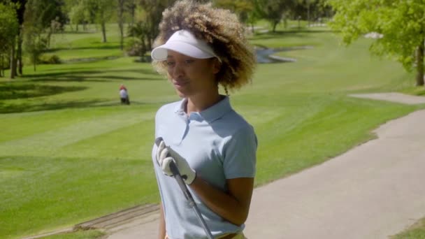 nő a golf klub kezében pózol - Felvétel, videó