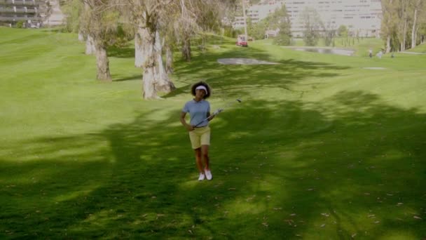 γυναίκα που περπατά στο γήπεδο γκολφ - Πλάνα, βίντεο