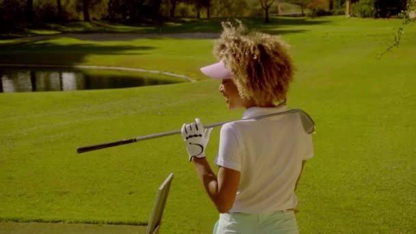 žena na golfovém hřišti - Záběry, video
