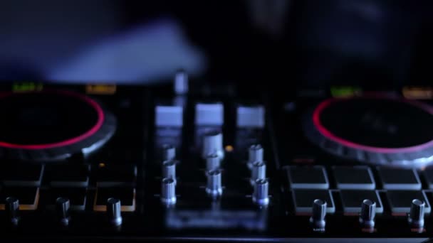 DJ mixer in de club in de stralen van licht op de achtergrond van het dansen Dj lus video - Video