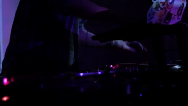 DJ drapanie płyt winylowych i mieszanie na pokładach na dyskotece w nocnym klubie pętli video - Materiał filmowy, wideo