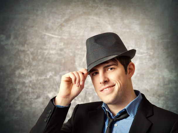 jonge man dragen hoed - Foto, afbeelding